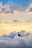 Die Christusstatue (Cristo Redentor) auf dem Gipfel des Corcovado-Berges in einem Wolkenmeer, Rio de Janeiro, Brasilien, Südamerika