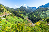 Blick aus der Vogelperspektive auf das Dorf Serra de Agua im grünen Tal, Gemeinde Ribeira Brava, Insel Madeira, Portugal, Atlantik, Europa