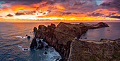 Klippen am Meer unter dem brennenden Himmel im Morgengrauen, Ponta Do Rosto, Halbinsel Sao Lourenco, Insel Madeira, Portugal, Atlantik, Europa