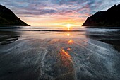 Warme Lichter des Sonnenuntergangs reflektieren Sand am Ersfjord Strand, Insel Senja, Troms County, Norwegen, Skandinavien, Europa