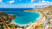 Luftaufnahme von Almyros Strand, der vom türkisfarbenen Meer im Golf von Mirabella, Agios Nikolaos, Insel Kreta, griechische Inseln, Griechenland, Europa umspült wird