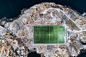 Fußballplatz auf der Insel von oben, Luftaufnahme, Henningsvaer, Nordland County, Lofoten-Inseln, Norwegen, Skandinavien, Europa