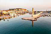 Luftaufnahme des ruhigen Meeres im Morgengrauen rund um den alten venezianischen Hafen und Leuchtturm, Rethymno, Insel Kreta, griechische Inseln, Griechenland, Europa
