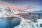Luftaufnahme des zugefrorenen Sees Reinevatnet, der Reine Bay und des Olstind-Berges, die im Morgengrauen mit Schnee bedeckt sind, Lofoten-Inseln, Norwegen, Skandinavien, Europa