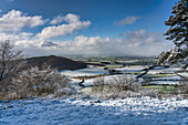Ein leichtes Abstauben von Schnee bei Sutton Bank und über das Vale of York, North Yorkshire, Yorkshire, England, Vereinigtes Königreich, Europa