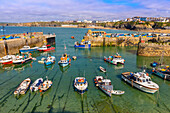 Kleine Fischerboote, Hafen von Newquay, Newquay, Cornwall, England, Vereinigtes Königreich, Europa