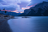 Sturm über Mount Inglismaldie und Lake Minnewanka bei Sonnenaufgang, Banff National Park, UNESCO-Weltkulturerbe, Alberta, Kanadische Rocky Mountains, Kanada, Nordamerika
