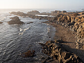 Felsiger Strand auf dem Küstenpfad in der Nähe von Fort Bragg, Kalifornien, Vereinigte Staaten von Amerika, Nordamerika