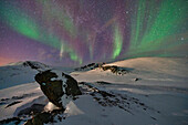 Aurora Borealis (Nordlicht) über den Bergen, Finnmark, Norwegen, Skandinavien, Europa