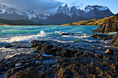 Lake Pehoe und Los Cuernos del Paine, Nationalpark Torres del Paine, Provinz Ultima Esperanza, Region Magallanes und chilenische Antaktik, Patagonien, Chile, Südamerika