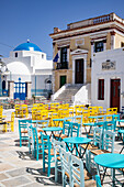 Sitzgelegenheiten auf dem Dorfplatz in der Plaka von Serifos, Kykladen, griechische Inseln, Griechenland, Europa
