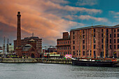 Abendlicher Blick auf das Royal Albert Dock aus Backstein- und Steingebäuden und Lagerhäusern, darunter The Pumphouse, Liverpool, Merseyside, England, Vereinigtes Königreich, Europa