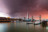 Tower Bridge und The Shard bei Sonnenuntergang mit Gewitterwolken, London, England, Vereinigtes Königreich, Europa