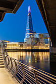 The Shard und London Bridge bei Sonnenaufgang mit Reflexionen über die Themse, London, England, Vereinigtes Königreich, Europa