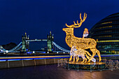 Weihnachtsschmuck am More London Place mit Tower Bridge im Hintergrund, London, England, Vereinigtes Königreich, Europa