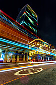 Walkie Talkie Building (20 Fenchurch Street) mit Lichtspuren bei Nacht, City of London, London, England, Vereinigtes Königreich, Europa