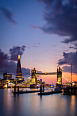 Tower Bridge und The Shard bei Sonnenuntergang aus Wapping, London, England, Vereinigtes Königreich, Europa