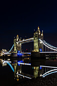 Tower Bridge in der Nacht kurz vor Sonnenaufgang, reflektiert in einem stillen Fluss Themse, London, England, Vereinigtes Königreich, Europa