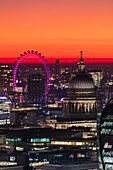 Luftaufnahme der Skyline von London bei Sonnenuntergang, einschließlich London Eye und St. Paul's Cathedral, London, England, Vereinigtes Königreich, Europa
