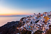 Blick auf den Sonnenuntergang von Gebäuden mit Blick auf Meer, Oia, Santorini, Kykladen, griechische Inseln, Griechenland, Europa