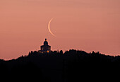 Abnehmender Halbmond bei Sonnenaufgang über San Luca Sanctuary, Bologna, Emilia Romagna, Italien, Europa