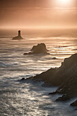 Pointe du Raz Leuchtturm und Klippen bei Sonnenuntergang in Finisterre, Bretagne, Frankreich, Europa