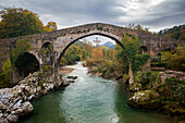 Cangas de Onis historische mittelalterliche römische Brücke über den Fluss Sella im Nationalpark Picos de Europa, Asturien, Spanien, Europa
