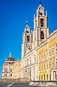 Mafra Palace Eingang mit ikonischen Türmen und Glocken, Mafra, Portugal, Europa