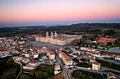 Luftaufnahme der Stadtdrohne bei Sonnenuntergang mit dem berühmten Palast, Mafra, Portugal, Europa