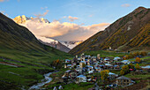 Blick auf den Sonnenuntergang von Ushguli, mit dem Berg Shkhara, bedeckt mit Wolken, Mestia, Samegrelo-Upper Swanetien, Georgien (Sakartvelo), Zentralasien, Asien