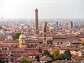 Blick auf das Stadtbild von Bologna von San Michele in Bosco, Bologna, Emilia Romagna, Italien, Europa