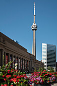 Union Street Station und der CN Tower im Sommer, Front Street, Toronto, Ontario, Kanada, Nordamerika