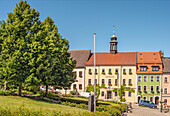 Rathaus und Löwenapotheke in der historischen Innenstadt von Stolpen, Sachsen, Deutschland