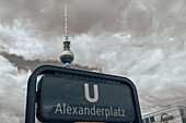 Berliner Fernsehturm am Alexanderplatz, Eingang zur U-Bahn, Berlin, Deutschland