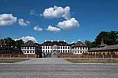 Weiße Wolken über Schloss Oranienbaum, Barockschloss, gehört zum Gartenreich Dessau-Wörlitz, Unesco-Welterbe, Oranienbaum, Wörlitz, Sachsen-Anhalt, Deutschland