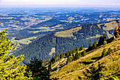 Bergpanorama vom Hochgrat mit Hochgratbahn bei Steibis im Oberallgäu in Bayern in Deutschland