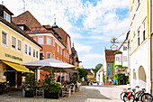 Wassertorstraße mit Straßencafés und Rathaus Isny im Westallgäu in Baden-Württemberg in Deutschland
