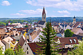 Stadtansicht von Kaufbeuren mit Kirche St. Martin und Dreifaltigkeitskirche im Östallgäu in Bayern in Deutschland