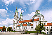 Stiftsplatz mit Basilika St. Lorenz  in Kempten im Allgäu in Bayern in Deutschland