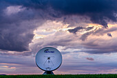 Ein Radioteleskop der Erdfunkstelle Raisting vor malerischen Gewitterwolken, Raisting, Oberbayern, Bayern, Deutschland