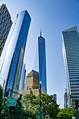 Skyline der Innenstadt mit One World Trade Center, Untersicht, New York City, New York, USA