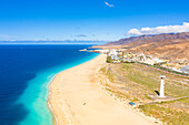 Luftaufnahme von feinem Sandstrand und Leuchtturm, Morro Jable, Fuerteventura, Kanarische Inseln, Spanien, Atlantik, Europa