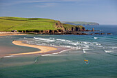 Bantham Sandstrand und Long Stone von Bigbury-on-Sea mit Bolt Tail in Ferne, Bigbury-on-Sea, South Hams, Devon, England, Vereinigtes Königreich, Europa