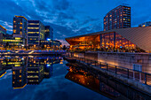 Blick auf MediaCity UK und Restaurant in der Abenddämmerung, Salford Quays, Manchester, England, Vereinigtes Königreich, Europa