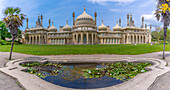 Blick auf Brighton Pavilion und den Seerosenteich im Hochsommer, Brighton, Sussex, England, Vereinigtes Königreich, Europa