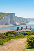 Blick auf Seven Sisters Chalk Cliffs und Coastguard Cottages in Cuckmere Haven, South Downs National Park, East Sussex, England, Vereinigtes Königreich, Europa