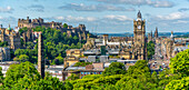 Blick auf die Burg, das Balmoral Hotel und die Princes Street vom Calton Hill, Edinburgh, Schottland, Vereinigtes Königreich, Europa