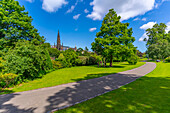 Blick auf East Princes Street Gardens und Scott Monument, Edinburgh, Schottland, Vereinigtes Königreich, Europa