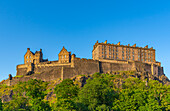 Blick auf das Edinburgh Castle von der Princes Street bei Sonnenuntergang, UNESCO-Weltkulturerbe, Edinburgh, Schottland, Vereinigtes Königreich, Europa