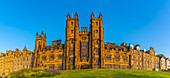 Blick auf New College, The University of Edinburgh, auf dem Hügel, von der Princes Street bei Sonnenuntergang, Edinburgh, Schottland, Vereinigtes Königreich, Europa